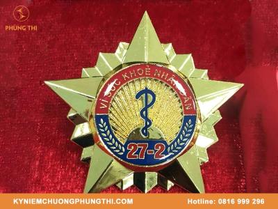 TRAO TẶNG KỶ NIỆM CHƯƠNG