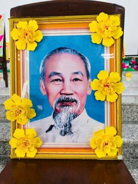 Hội thi "Trang trí ảnh chân dung Bác Hồ"